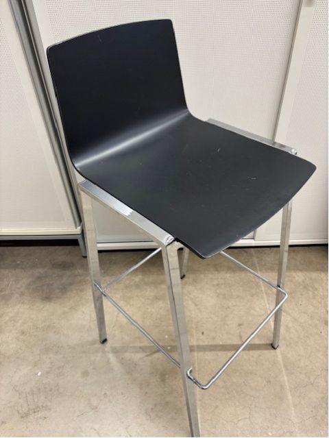 Tabourets hauts noir chrome