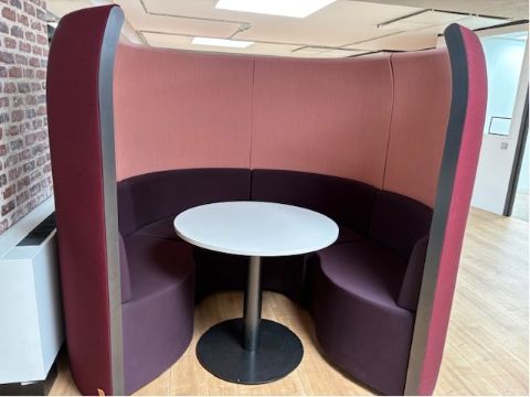 Cabine réunion avec table ronde rosé fuchsia