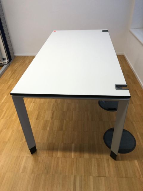 Bureau Steelcase Straffor 160 × 80 cm – pieds aluminium avec goulotte